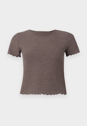 Brun ribbet T-skjorte med korte ermer og bølget kant. Laget av mykt stoff, med rund hals og en tettsittende design.