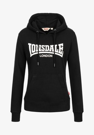 Juodas džemperis su balta "Lonsdale London" logotipu, reguliuojamomis raištelėmis, priekine kišenė, bei gaubtu ir pašiltintais rankogaliais. Pagamintas iš medvilnės medžiagos.