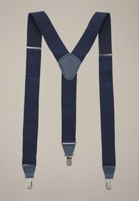 Granatowe szelki z tkaniny o fakturowanym wzorze, z elementem ze skóry w centrum oraz metalowymi klipsami na końcach do mocowania.