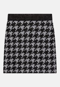 Czarna i szara spódnica dzianinowa w wzór houndstooth z błyszczącym czarnym elastycznym paskiem w talii, z teksturowanym wykończeniem i klasycznym stylem.