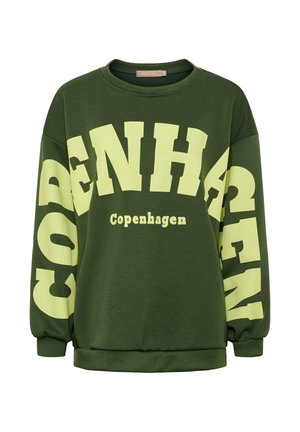 Grøn langærmet sweatshirt med store gule bogstaver, der staver "Copenhagen" på tværs af bryst og ærmer.