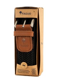 Cinturón trenzado negro con extremo de hebilla de cuero marrón, con la marca "FAGUO", empaquetado en una caja de cartón con texto de certificación y misión.