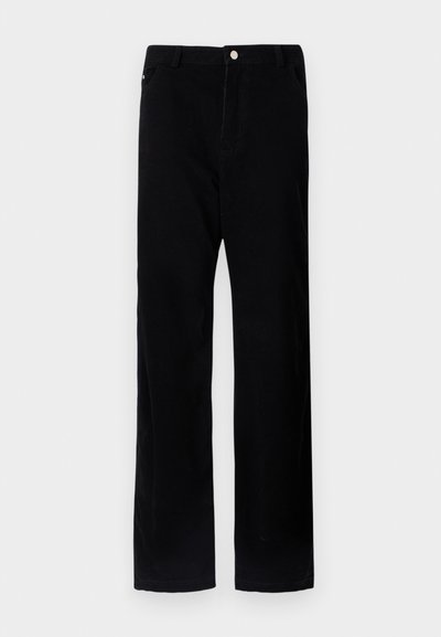 Pantaloni neri a gamba dritta realizzati in tessuto morbido, con chiusura a bottone, passanti per cintura e tasche anteriori. Texture liscia, design essenziale.