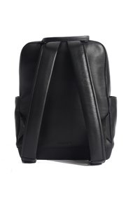 Zaino in pelle nera con un design strutturato, spallacci piatti e tasche laterali. Texture liscia con un'estetica minimalista.