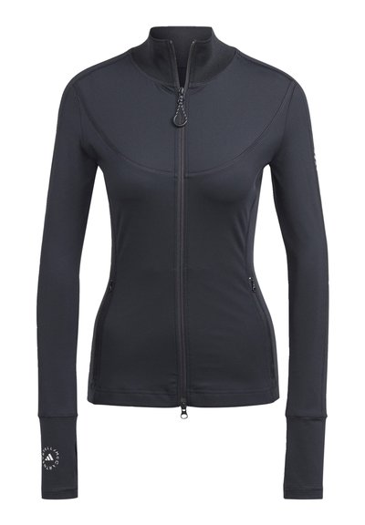 Chaqueta atlética negra hecha de una tela suave y elástica. Cuenta con un cuello alto, cremallera frontal completa y orificios para los pulgares en los puños de las mangas.
