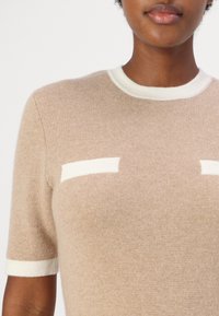 pure cashmere COLOR BLOCK SHORT SLEEVE DRESS - Sarafanas - camel