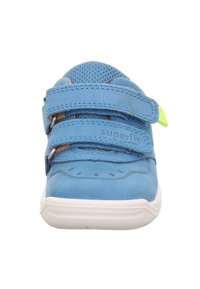 Blauer Kinderschuh aus Leder und Mesh, ausgestattet mit zwei verstellbaren Klettverschlüssen, einer weißen Gummisohle und einem strukturierten Zehenbereich.