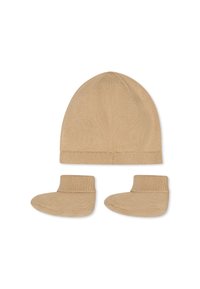 Bonnet en tricot beige avec une couronne arrondie et un ourlet côtelé, associé à des chaussettes assorties avec un revers côtelé et une texture douce et lisse.