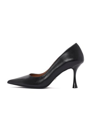 Zwarte leren pump met een spitse neus en een gebogen, smalle hak. De schoen heeft een gladde textuur en een minimalistisch ontwerp.
