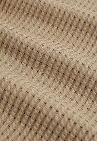 Reiss REGULAR FIT-MERIT MICRO-CABLE OPEN-COLLAR  - Bluză polo - light camel brown