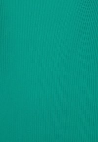 Ribbede tekstil i livlig teal, med lodrette striber og en glat overflade. Letvægtsmateriale med en blød finish.