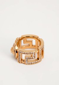 Guldfarvet geometrisk ring med sammenflettet firkantet mønster, pyntet med små klare krystaller på hvert segment.