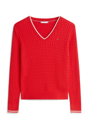 Maglione rosso lavorato a maglia con scollo a V, motivo testurizzato e bordo bianco a contrasto. Maniche lunghe con polsini a righe che valorizzano il design.
