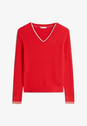 Maglione rosso lavorato a maglia con scollo a V, motivo testurizzato e bordo bianco a contrasto. Maniche lunghe con polsini a righe che valorizzano il design.