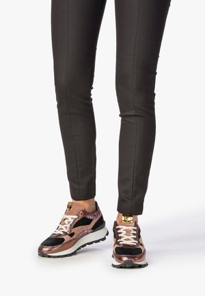 Sneakers met een metallic roségouden en zwarte ontwerp, voorzien van een textuurmateriaal, veter-sluiting en een witte zool.