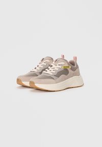 Graue und beige Sneakers aus einer Mischung aus Mesh- und Wildledermaterial, Gummisohle, runde Zehenform, beige Schnürsenkel und pinker Ferseneinsatz.