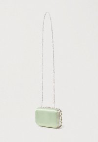 Mátově zelená saténová kabelka s řetízkem ze stříbra, obdélníkového tvaru, s kovovými detaily a dekoračními kamennými ozdůbkami na zavírání.