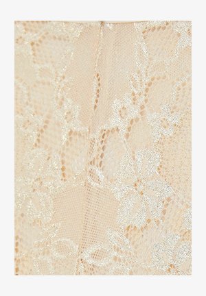 Material din dantelă de culoare bej deschis, cu un finisaj lucios și texturat. Modele florale integrate într-un design de plasă, cu accente strălucitoare.