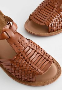Next WEAVE HUARACHES - Sandaalit nilkkaremmillä - tan brown