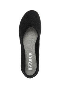 Černé vlněné nazouvací boty s kulatou špičkou a elastickými bočními díly. Měkká šedá stélka s nápisem "BAABUK". Jednoduchý, minimalistický design.