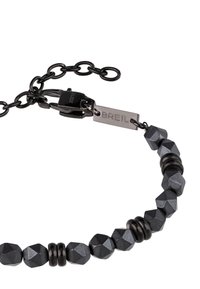 Bracciale con perle sfaccettate nere e grigie, anelli in metallo scuro, catena regolabile, chiusura a gancio e un'etichetta rettangolare incisa "BREIL."