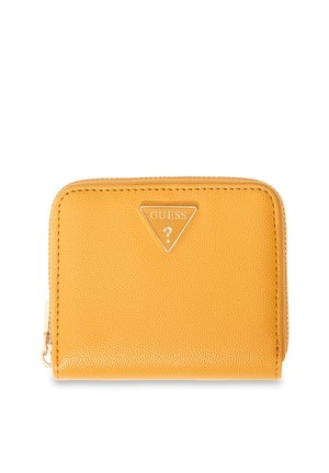 Kleine gelbe, strukturierte Geldbörse mit Reißverschluss und einem dreieckigen Metall-Guess-USA-Logo in der Mitte vorne.