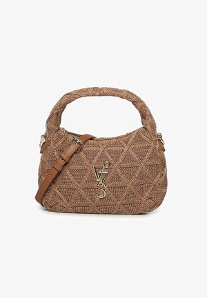 Bolso tejido marrón con asa acolchada, correa de hombro ajustable de cuero y logotipo dorado V73 en el frente.