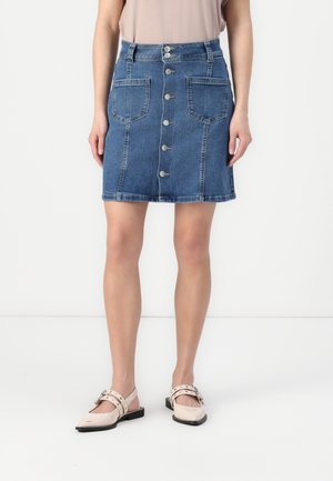 Jupe en denim bleu moyen, coupe ajustée avec des boutons sur le devant et quatre poches. Ourlet droit, longueur mi-cuisse et texture classique du denim.