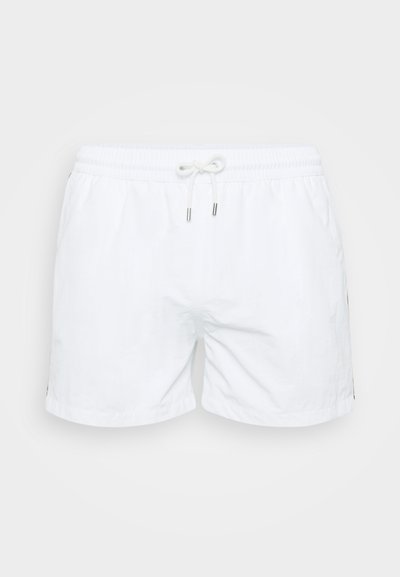 Λευκά μαγιό με ελαστική μέση και κορδόνι, διαθέτουν πλευρικές τσέπες και υφή υφάσματος. Απλός και λειτουργικός σχεδιασμός.