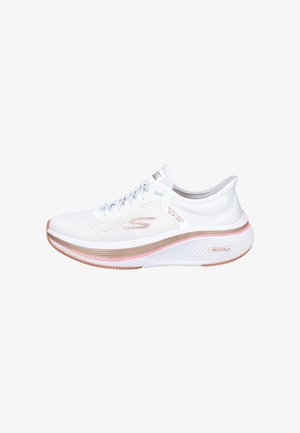 Zapatilla deportiva blanca con parte superior de malla transpirable, suela acolchada en rosa y beige. Cuenta con cordones y un diseño de talón que brinda soporte.