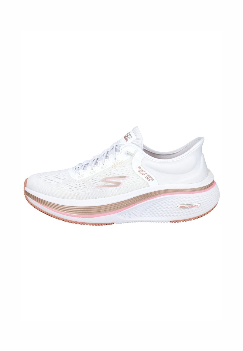 Zapatilla deportiva blanca con parte superior de malla transpirable, suela acolchada en rosa y beige. Cuenta con cordones y un diseño de talón que brinda soporte.