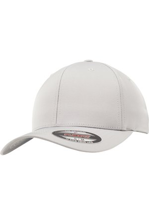 Lys grå cap lavet af et glat stof med en buet skygge. Har et sort cirkulært logo klistermærke på fronten. Seks ventilationshuller.