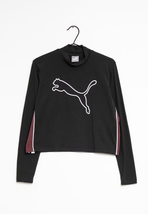 Černý dlouhý rukáv crop top Puma s bílým skákajícím logem pumy na přední straně, s vínovými postranními panely, zavěšený na černém ramínku na bílém pozadí.
