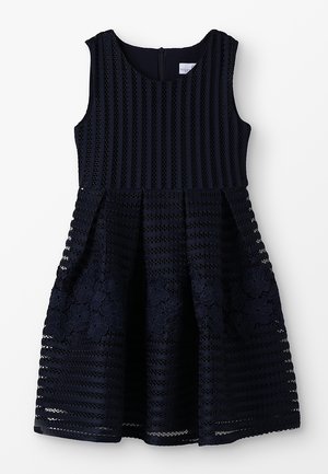 Robe sans manches bleu marine avec des rayures de dentelle verticales et horizontales, détail en dentelle florale sur la jupe, et corsage ajusté avec jupe évasée.