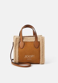 Borsa in suede marrone con rifiniture in shearling crema, doppi manici in pelle, una tracolla e logo "JOOP! JEANS" sul fronte.