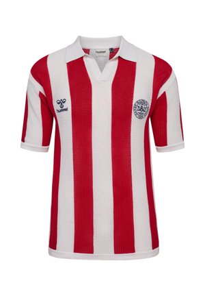 Rotes und weißes Fußballtrikot mit kurzen Ärmeln und vertikalen Streifen, weißem Kragen, Hummel-Logo und Emblem des Dänischen Fußballverbands.