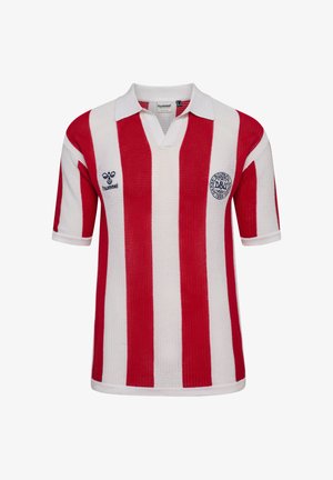 Rotes und weißes Fußballtrikot mit kurzen Ärmeln und vertikalen Streifen, weißem Kragen, Hummel-Logo und Emblem des Dänischen Fußballverbands.