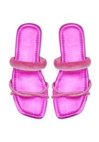 Roze satijnen slide sandalen met een vierkante neus, voorzien van twee versierde banden en een crisscross detail. Zachte textuur en decoratieve accenten.