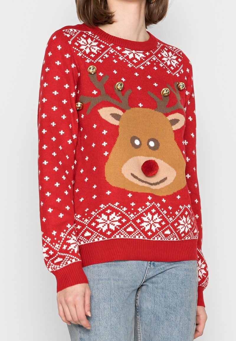 Pull rouge en tricot avec un motif de visage de renne, des flocons de neige blancs, des accents dorés et une finition texturée.