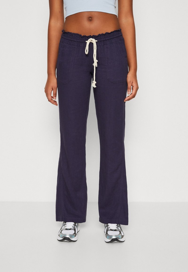 Pantalons en mélange de lin bleu marine avec une jambe évasée, une taille élastique et un cordon de serrage contrastant ; comportent deux poches avant pour plus de praticité.