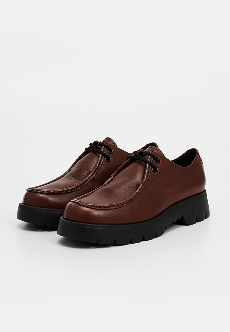 Bruine leren schoenen met een gestikt ontwerp, ronde neus en zwarte hobnailzool. Voorzien van zwarte veters en een gestructureerd leren bovenwerk.