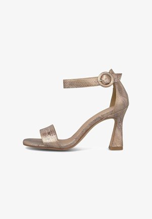 Sandalia beige de tacón alto con correa en el tobillo y hebilla redonda, con un patrón texturizado de piel de serpiente y tacón grueso.