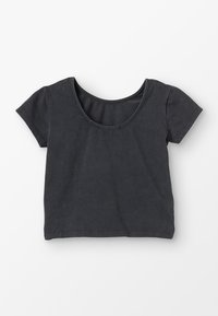 Černé tričko s krátkým rukávem a kulatým výstřihem, vyrobené z měkké bavlny, s volným střihem a hladkým povrchem.