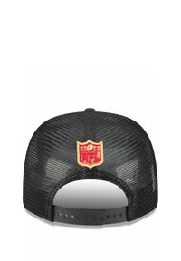 Schwarze Mesh-Baseballmütze mit runder Form, ausgestattet mit einem gestickten NFL-Logo in Rot, Gelb und Weiß auf der Rückseite, verstellbarer Kunststoffriemen.