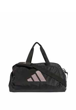 Bolsa de deporte negra de Adidas con un gran logotipo blanco, dos asas de mano y una correa de hombro ajustable, mostrada sobre un fondo blanco liso.