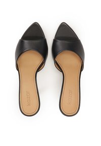 Mule din piele neagră, cu vârf ascuțit și deschis, dotate cu o curea lată. Insole bej cu branding "kazar". Textură netedă.