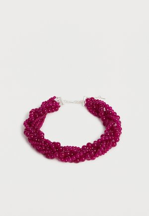 Skrútený viacprameňový náhrdelník s lesklými okrúhlymi magentovými korálkami a strieborným zapínaním na bielom pozadí.