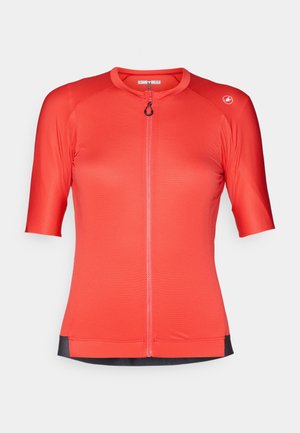 Červený cyklistický dres s krátkym rukávom, s predným zipsom, textúrovanou tkaninou a kontrastným čiernym lemovaním. Obsahuje okrúhly golier a detail loga.