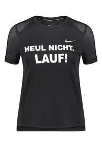 Svart idrottströja med korta ärmar, med meshdetaljer. "HEUL NICHT. LAUF!" tryckt i fet vit text på framsidan. Nike-logotyp visas.