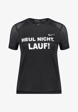 Černé sportovní tričko s krátkými rukávy, s prodyšnými detaily. Na přední straně je v tučném bílém písmu nápis "HEUL NICHT. LAUF!" a logo Nike.